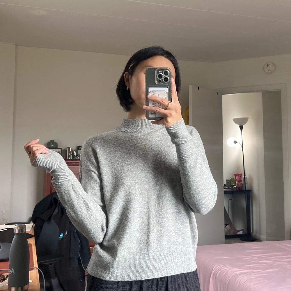 SOLD Everlane 100% Cashmere mockneck boxy sweater, size small.